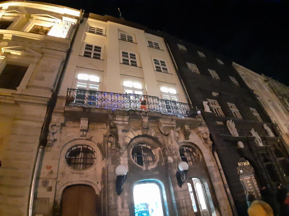 Artrooms -Round Windows Rynok Sq Leópolis Exterior foto